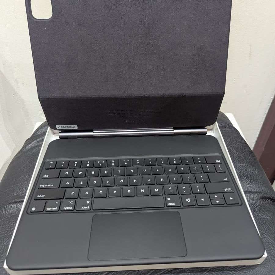 Mac IPad 12.9 inch case Tsh 400000Karibu sana tukuhudumie 0744600023-0745441300🎧💻 Upgrade Your Tec now available in Sambazah in Tanzania